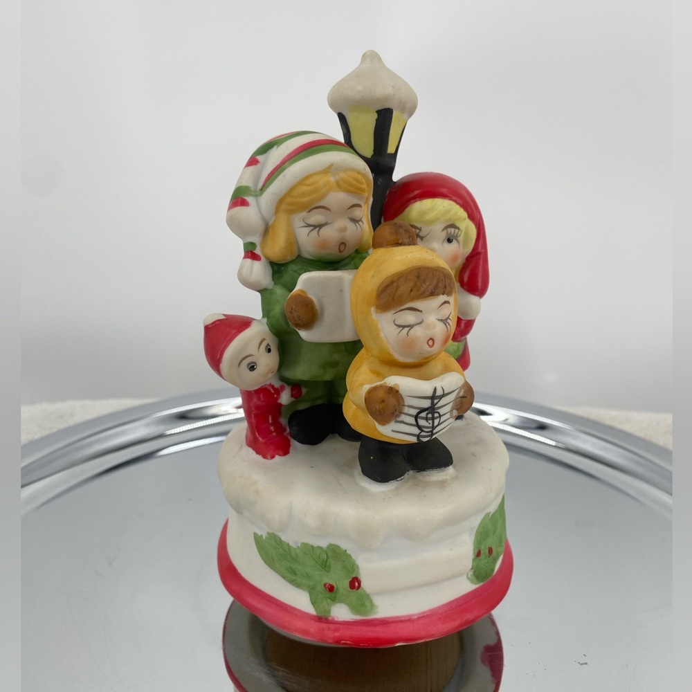 Brinns Christmas carolers music box, “We wish‎ you a merry Christmas”, vintage